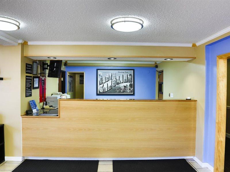 Super 8 By Wyndham Charlotte University Екстериор снимка