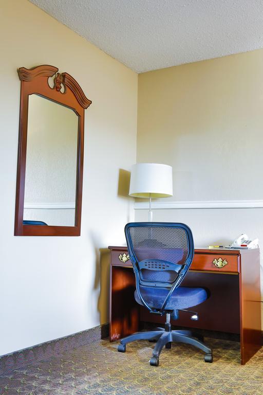 Super 8 By Wyndham Charlotte University Екстериор снимка
