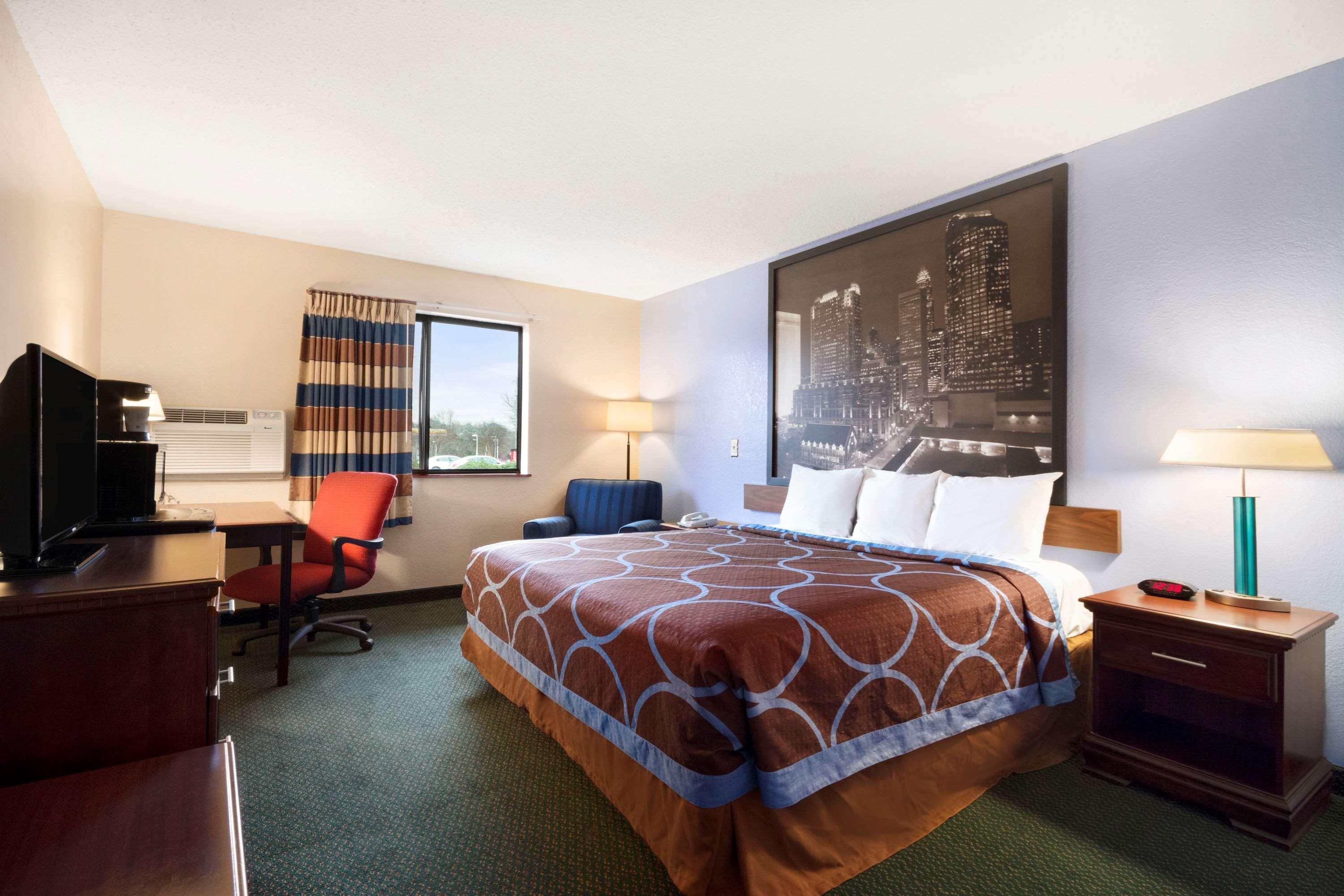 Super 8 By Wyndham Charlotte University Екстериор снимка