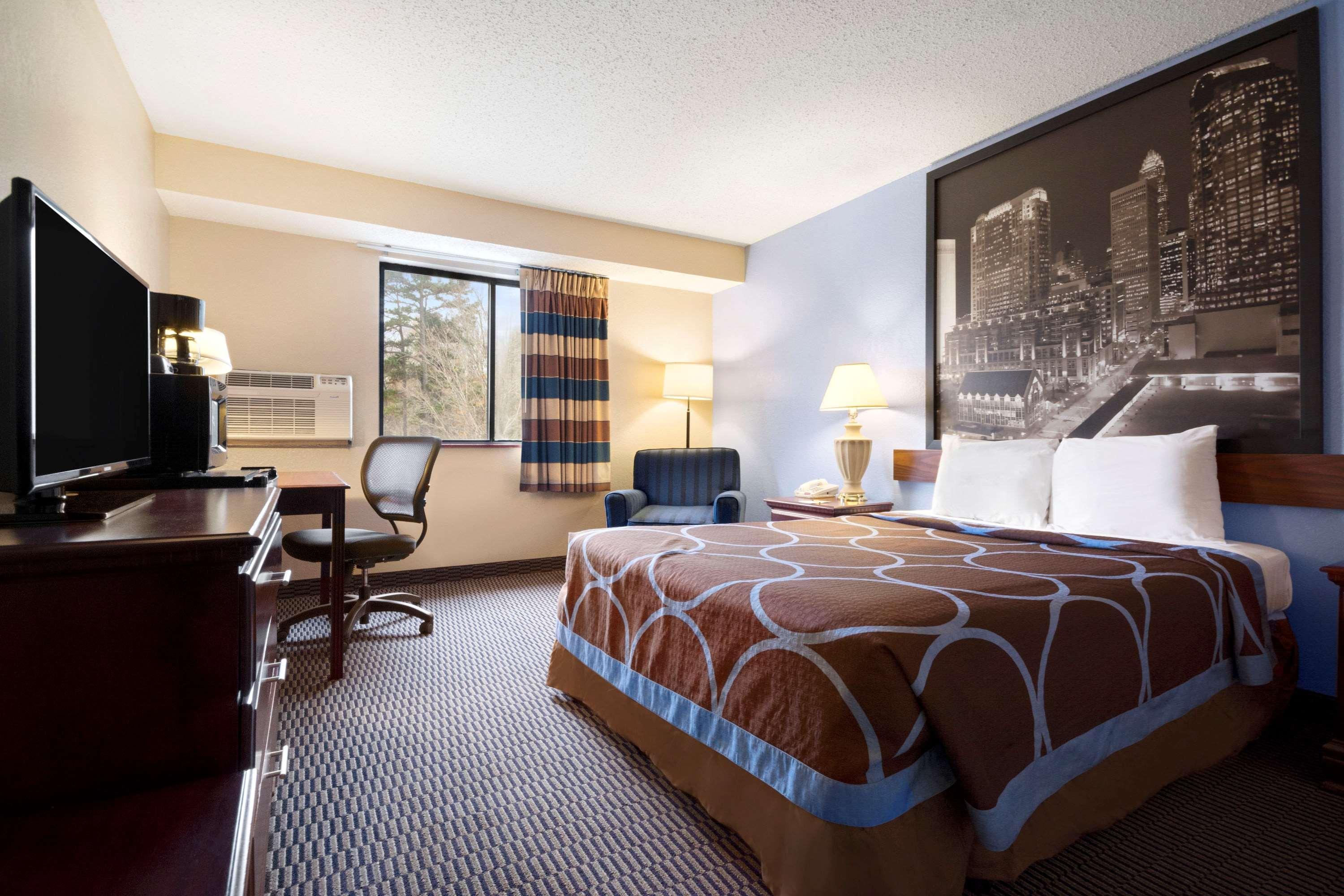 Super 8 By Wyndham Charlotte University Екстериор снимка