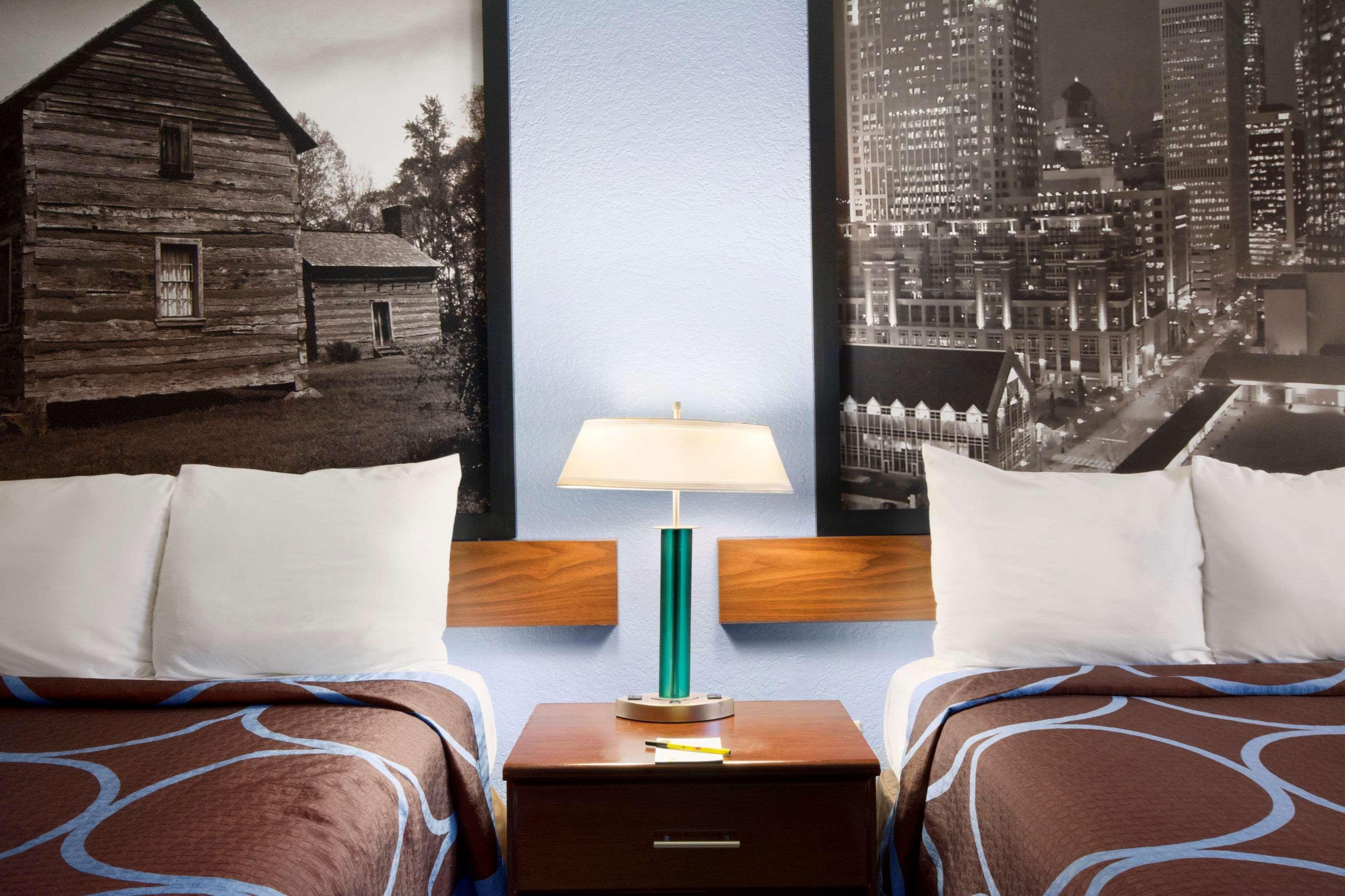 Super 8 By Wyndham Charlotte University Екстериор снимка