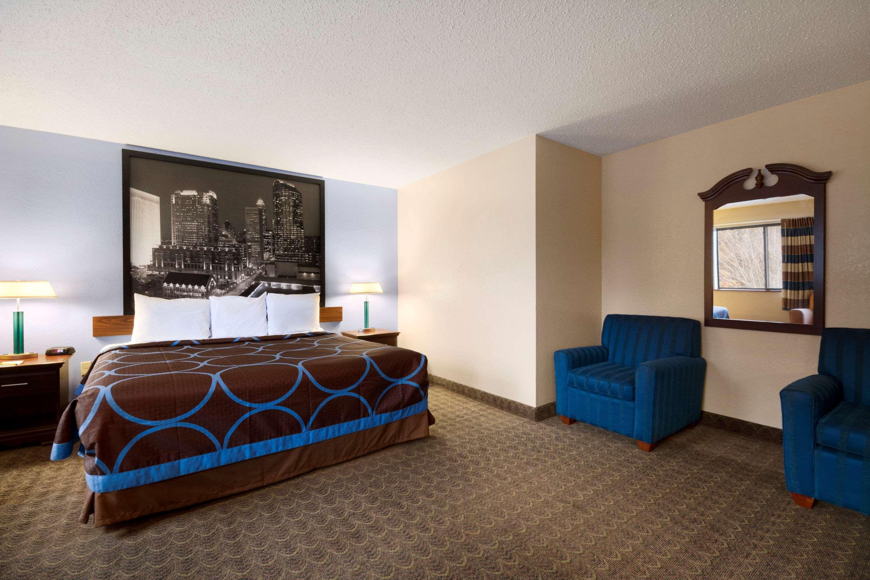Super 8 By Wyndham Charlotte University Екстериор снимка