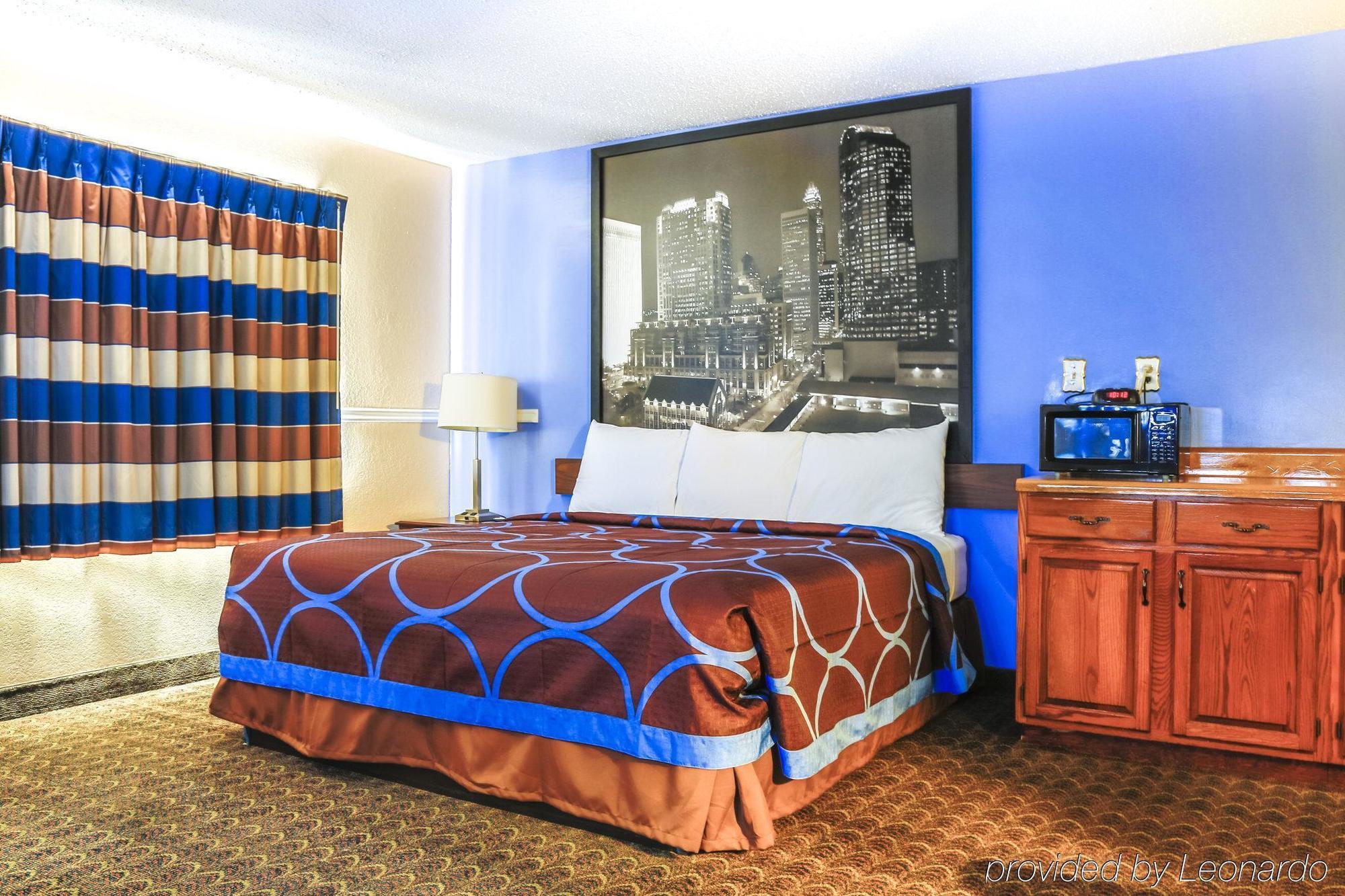 Super 8 By Wyndham Charlotte University Motel Екстериор снимка