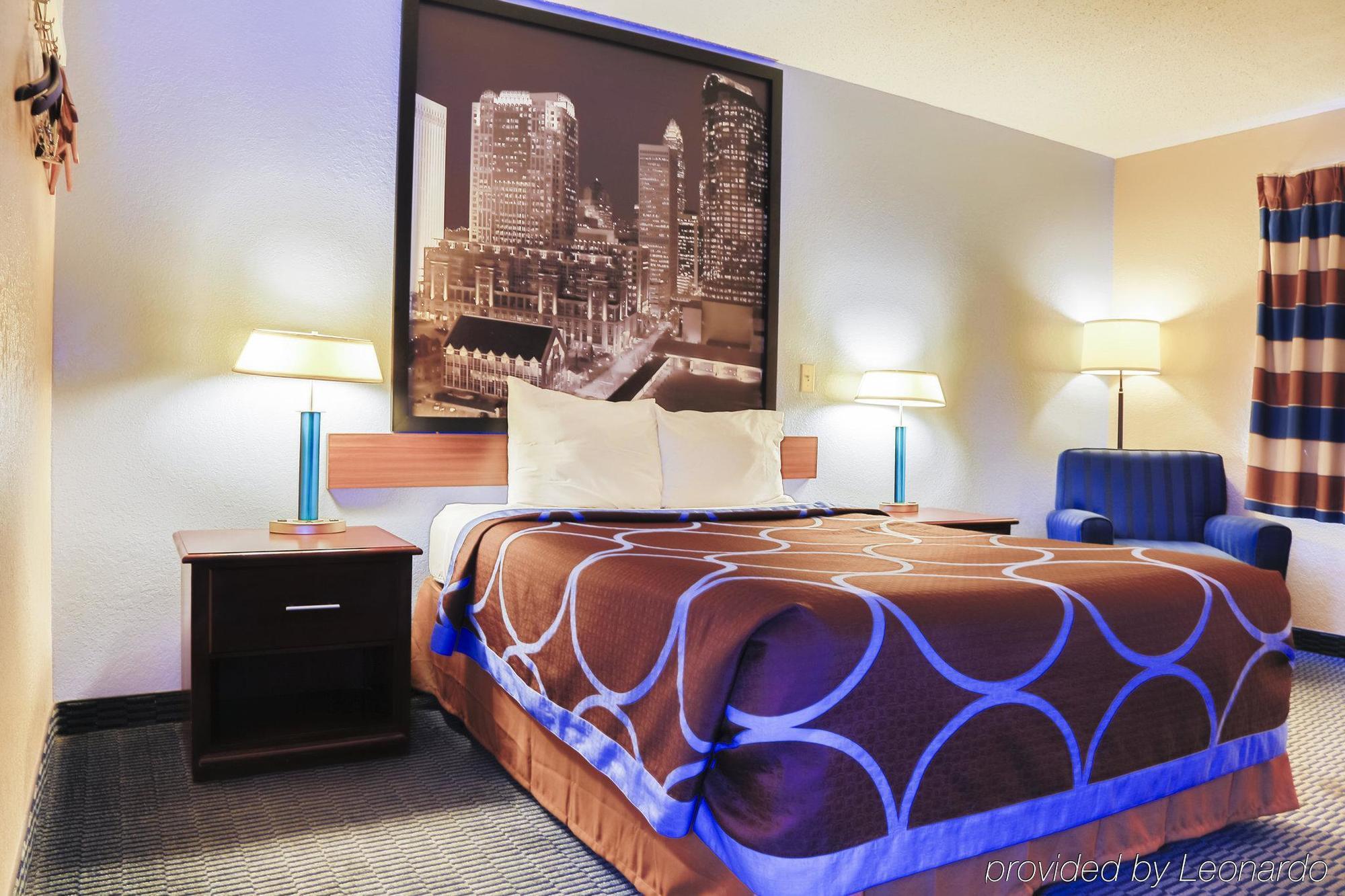 Super 8 By Wyndham Charlotte University Екстериор снимка