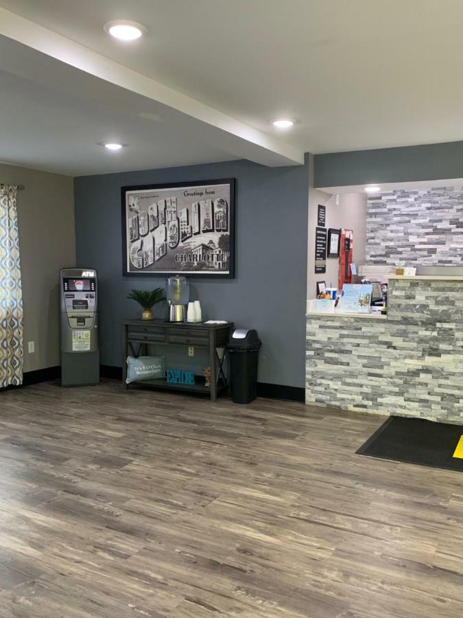 Super 8 By Wyndham Charlotte University Екстериор снимка