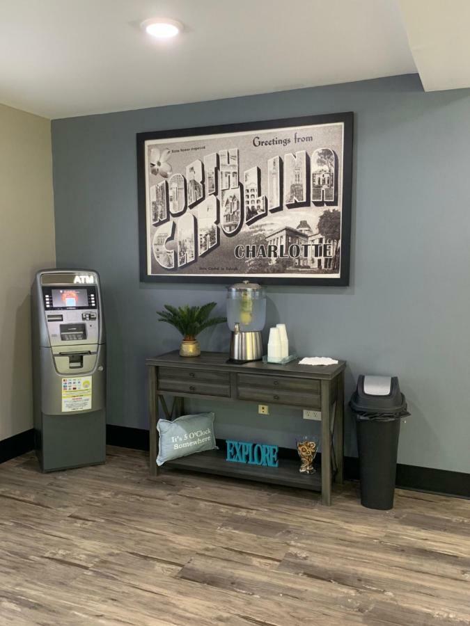 Super 8 By Wyndham Charlotte University Екстериор снимка