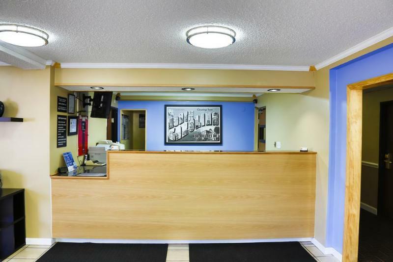 Super 8 By Wyndham Charlotte University Екстериор снимка