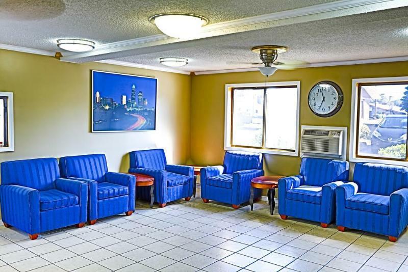 Super 8 By Wyndham Charlotte University Екстериор снимка